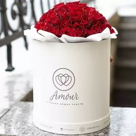 Букет в белой шляпной коробке Amour из 51 красной розы Standart