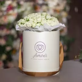 Букет в белой шляпной коробке Amour из белых кустовых роз