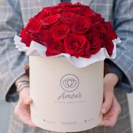 Букет в белой шляпной коробке Amour Mini из красных российских роз (Магия)