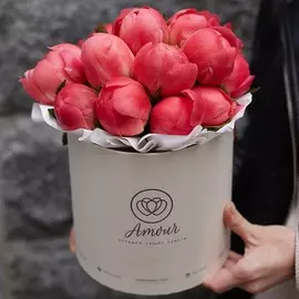 Букет в белой шляпной коробке Amour Mini из 15 коралловых пионов Premium