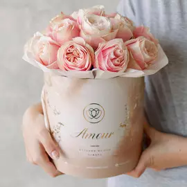 Букет в бежевой шляпной коробке Amour Mini из 17 пионовидных роз Swan Grace
