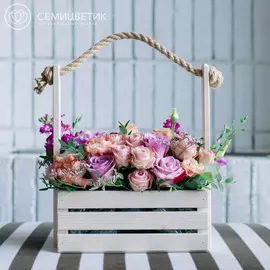 Деревянный ящик с сиреневыми эквадорскими розами