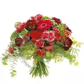 Герберы, гвоздики кустовые и альстромерии с зеленью