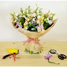 Гвоздики с лизиантусом