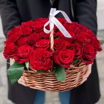 Композиция из 35 красных с темной каймой роз (Российская) 30 см в корзине