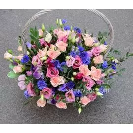 Композиция из лизиантуса, васильков и розы кустовой