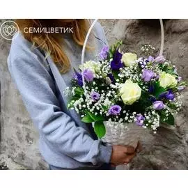 Композиция из розы, лизиантуса и гипсофилы