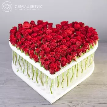 Композиция Сердце из 101 красной розы в пробирках