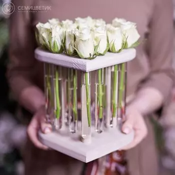 Композиция Сердце из 15 белых роз в пробирках