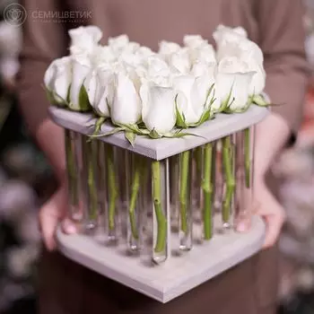 Композиция Сердце из 25 белых роз в пробирках