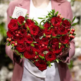 Композиция сердце из 27 красных роз и хиперикума