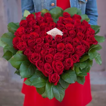 Композиция сердце из 57 роз Freedom 50 см