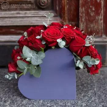 Композиция-сердце с кенийскими розами и брунией