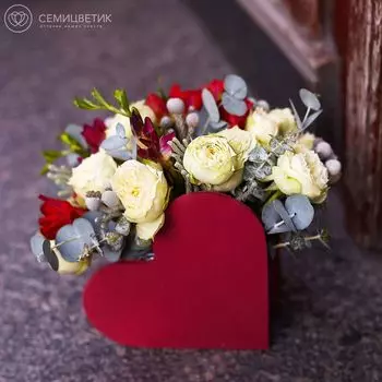 Композиция-сердце с пионовидной розой Blanchette и фрезией