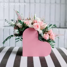 Композиция-сердце с розами и зеленью в нежных тонах