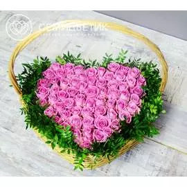 71 розовая роза (Россия) Аква с зеленью в корзине