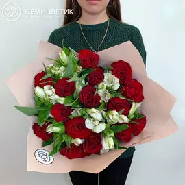 Красно-белый букет из 15 роз 7 альстромерий в дизайнерской пленке