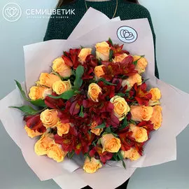 Красно-желтый букет из 25 роз и 10 альстромерий в дизайнерской пленке