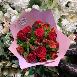 Красный букет из 7 роз 4 альстромерий в дизайнерской пленке