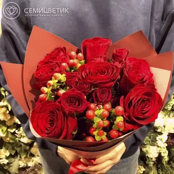 Красный букет из кенийских роз, хиперикума и кустовой розы в дизайнерской упаковке