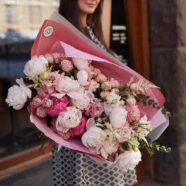 Нежно-розовый букет с пионами "L"