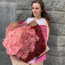 Розово-бордовый букет-градиент из 51 диантуса