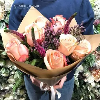 Розовый букет из кенийских роз, лимониума и вероники в дизайнерской упаковке