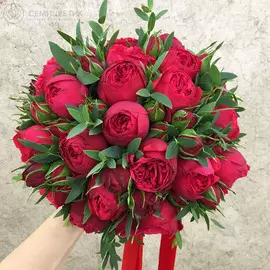 Свадебный букет из 19 роз Red Piano и эвкалипта