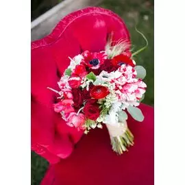 Свадебный букет из анемонов, ранункулюсов и тюльпанов