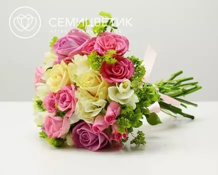 Свадебный букет из фрезии, розы и буплерума