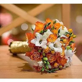 Свадебный букет из фрезий и роз