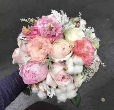 Свадебный букет из хлопка пионовидных роз и лизиантуса