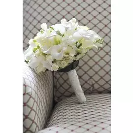 Свадебный букет из калл, кустовых роз и фрезии