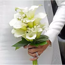 Свадебный букет из калл с ягодами