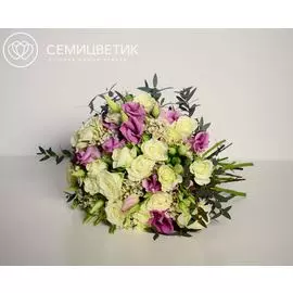 Свадебный букет из кустовой розы и лизиантуса