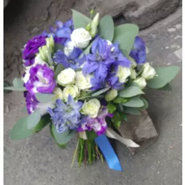 Свадебный букет из кустовой розы, лизиантуса и дельфиниума