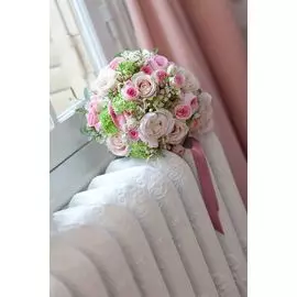 Свадебный букет из кустовых пионовидных роз, ваксфлаурса и ранункулюсов