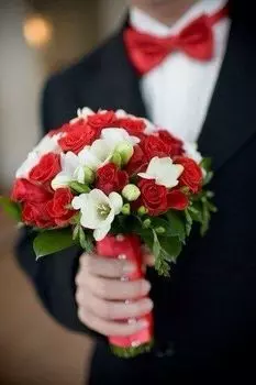 Свадебный букет из кустовых роз и фрезии