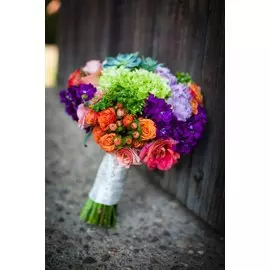 Свадебный букет из левкоя, гвоздики и кустовой розы