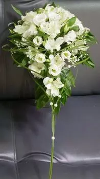 Свадебный букет из лизиантуса, альстромерии и гипсофилы