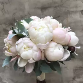 Свадебный букет из пионов и эвкалипта цинерария