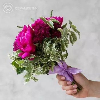 Свадебный букет из пионов, кустовой хризантемы и вероники