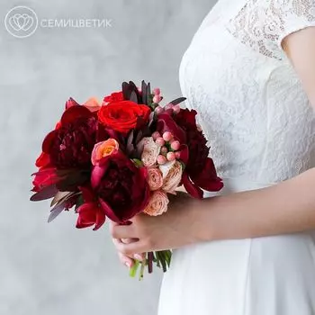 Свадебный букет из пионов, леукадендрона и роз