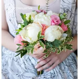 Свадебный букет из пионов, лизиантуса и эвкалипта