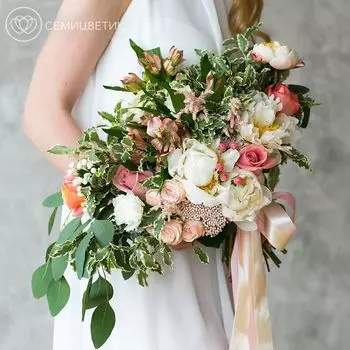 Свадебный букет из пионов, озотамнуса, астильбы и роз