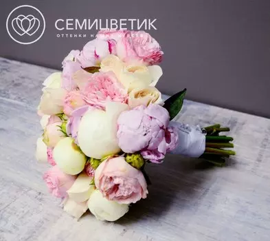 Свадебный букет из пионов, пионовидных кустовых роз