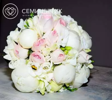 Свадебный букет из пионов, пионовидных кустовых роз и лизиантуса