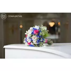 Свадебный букет из пионовидной розы, васильков и альстромерии