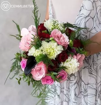 Свадебный букет из пионовидных роз, аспарагуса и георгинов