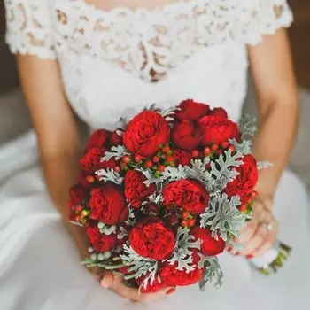 Свадебный букет из пионовидных роз, цинерарии и хиперикума